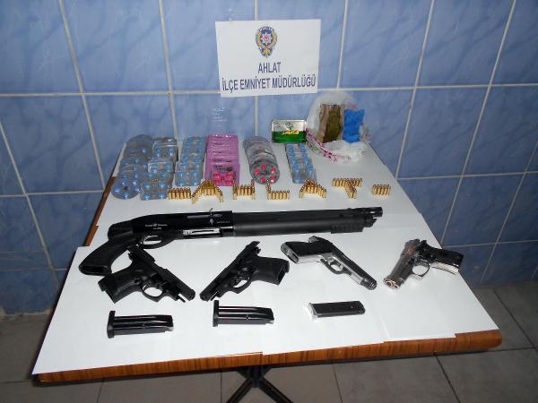 Ahlat'ta silah ve uyuşturucu operasyonu: 4 gözaltı