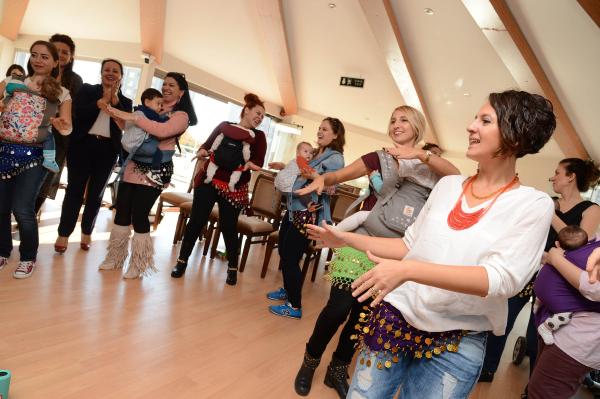 30 anne bebekleri ile ‘Kanguru dansı’ yaptı