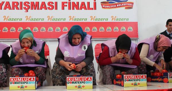 Kadınlar en fazla domatesi yemek için yarıştı