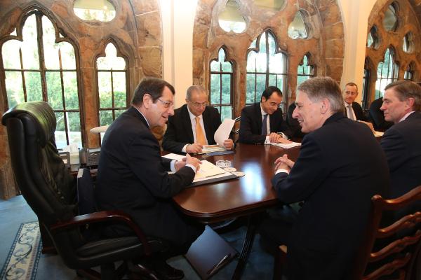İngiltere Dışişleri Bakanı Hammond Kıbrıs’ın kuzeyinde ve güneyinde temaslarda bulundu