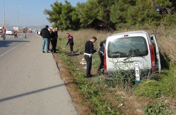 Köpeğe çarpmamak için direksiyonu kıran araç devrildi: 3 yaralı