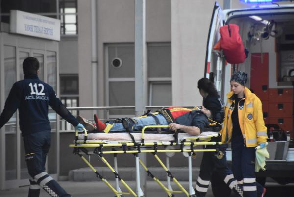 Kamyonet karşı şeride geçti: 8 yaralı