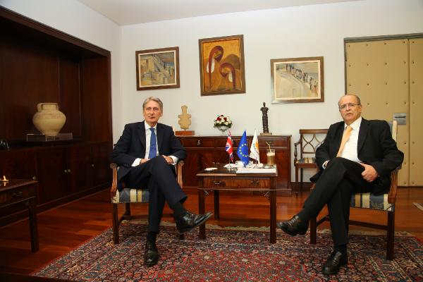 İngiltere Dışişleri Bakanı Hammond Kıbrıs’ta Rum Yönetimi Dışişleri Bakanı ile görüştü