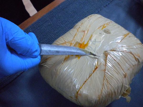 Otomobilin yakıt deposunda 13 kilo 880 gram esrar bulundu