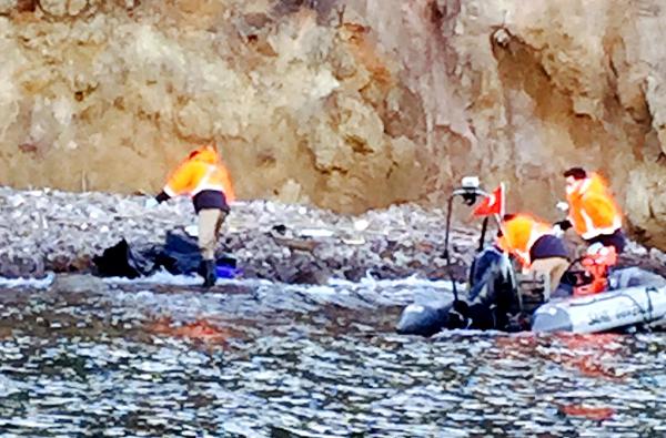 Batan botta kaybolan 15 sığınmacılardan 1 kadının cesedi bulundu (3)