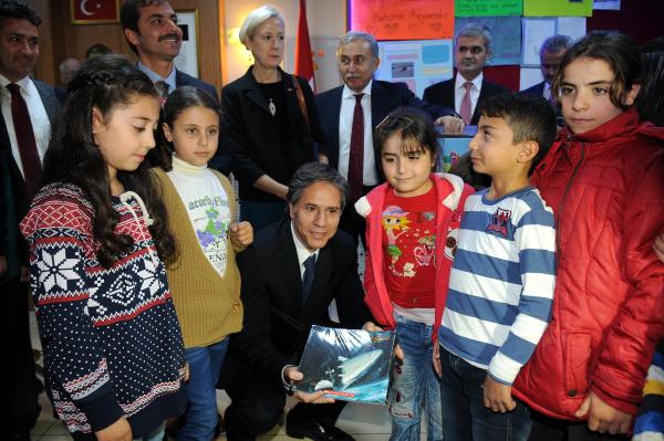 ABD Dışişleri Bakan Yardımcısı Suriyeli öğrencilere kitap dağıttı