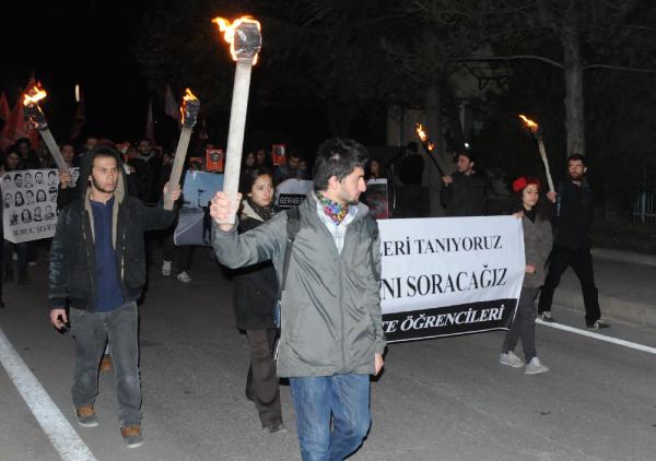 Anadolu Üniversitesi'nde meşaleli, oturma eylemli Suruç protestosu