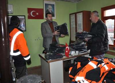 Belediyeden temizlik işçilerine kışlık kıyafet