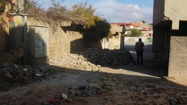 Nusaybin'de sokağa çıkma yasağı altında, sokakta oyun