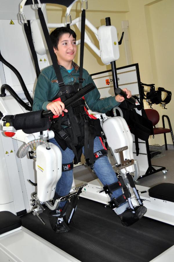 Robotik sistemle yürümeyi yeniden öğreniyorlar