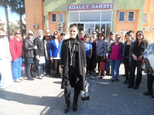 Duruşmaya siyah elbise ile katılıp protesto etti