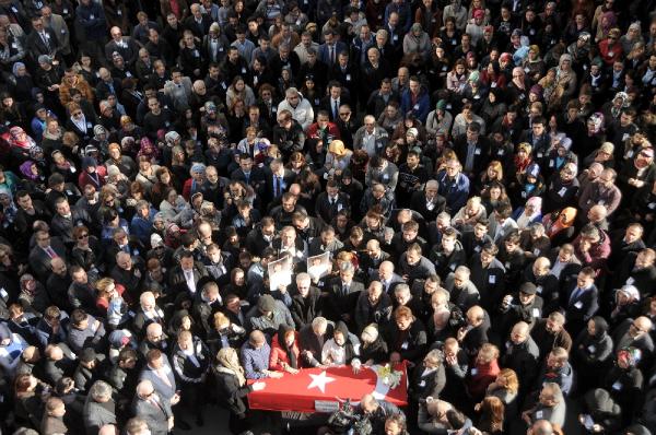 Hastanede öldürülen kadın doktoru, doğumunu yaptırdığı çocuklar da gözyaşlarıyla uğurladı