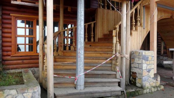 Rize’de aydınlatma direği girişin ortasında kaldı