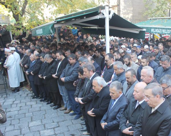Ak Parti eski milletvekili Tekden, babasını toprağa verdi