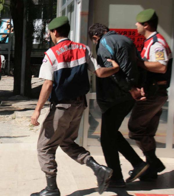 Öz kızlarına 'cinsel istismar' suçlamasıyla tutuklandı