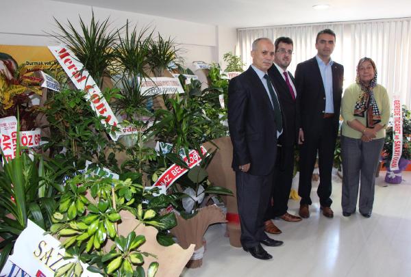 Kutlama çiçeklerini engelli çocukların eğitimi için sattı