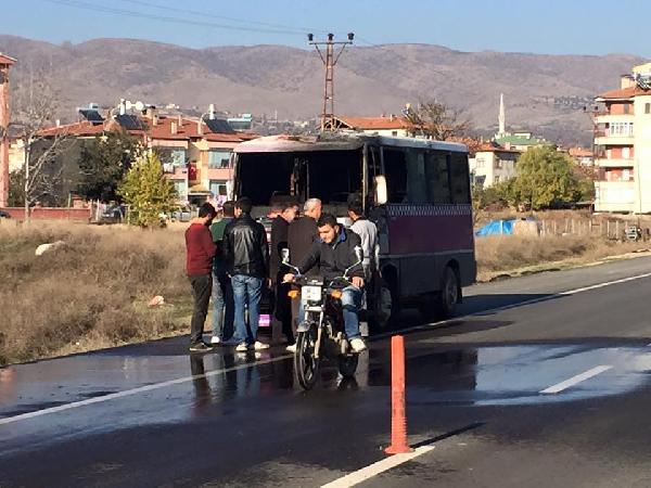 Zile’de yolcu minibüsü alev aldı