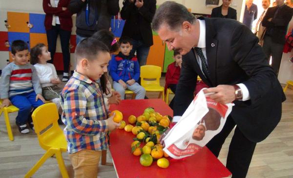 Mersin'de halka ücretsiz 10 ton mandalina dağıtılıyor