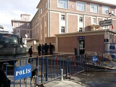 İzmir'deki yasadışı dinleme operasyonunda gözaltındaki 17 kişinin ifadesi alınıyor