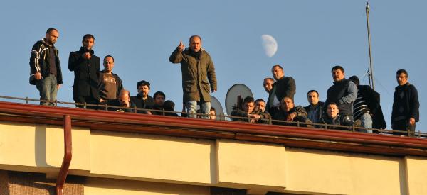 Ücret alamayan demir-çelik işçileri eylem için çatıya çıktı