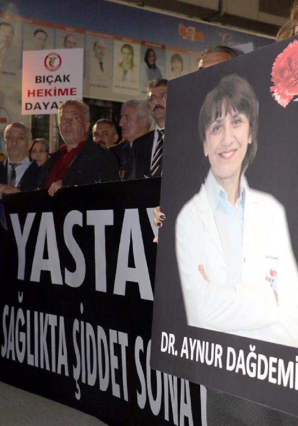 Hastanede öldürülen kadın doktoru, doğumunu yaptırdığı çocuklar da gözyaşlarıyla uğurladı (3)