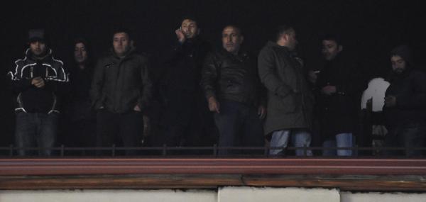 Ücret alamayan demir-çelik işçileri eylem için çatıya çıktı (2)