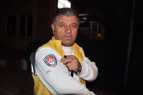 Ambulansın önünü kesen grup, şoföre tornavida ile saldırdı