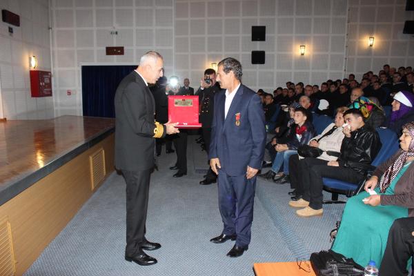 Şehit aileleri Foça Deniz Üssü'nde konuk edildi
