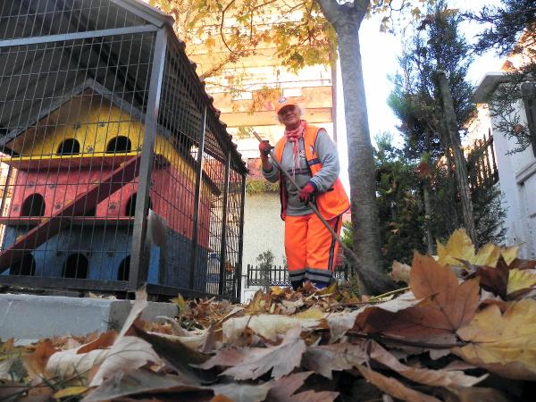 Temizlik işçilerinin, lodosun savurduğu yaprakla mücadelesi