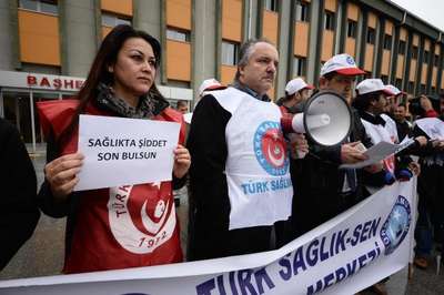 Hastane önünde "doktora dayak" eylemi