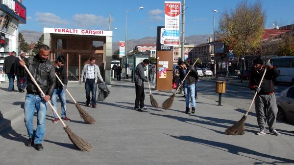 Erzincan'da hükümlüler çevre temizliği yaptı