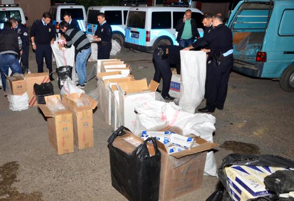Antalya'da bir minibüs dolusu kaçak sigara ele geçirildi