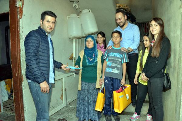 Parası gasp edilen sütçü çocuğa yardım