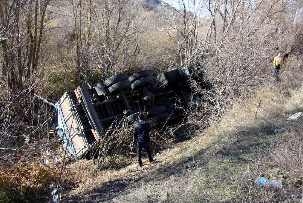 Devrilen kamyonun sürücüsü yaralandı