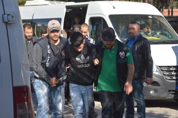 Tutuklanan torbacılar duruşma salonunda kavga etti