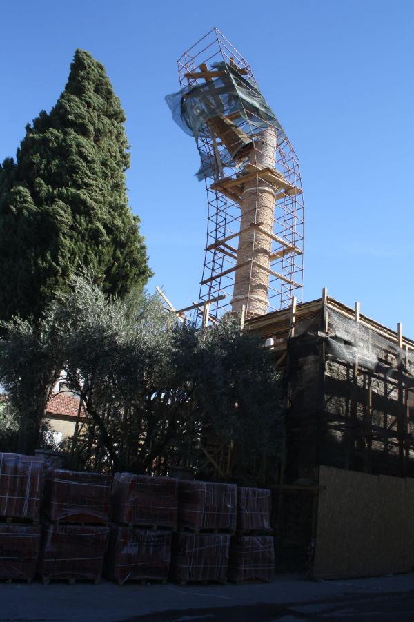 Restore edilen camide minaredeki külah rüzgarda yerinden çıktı