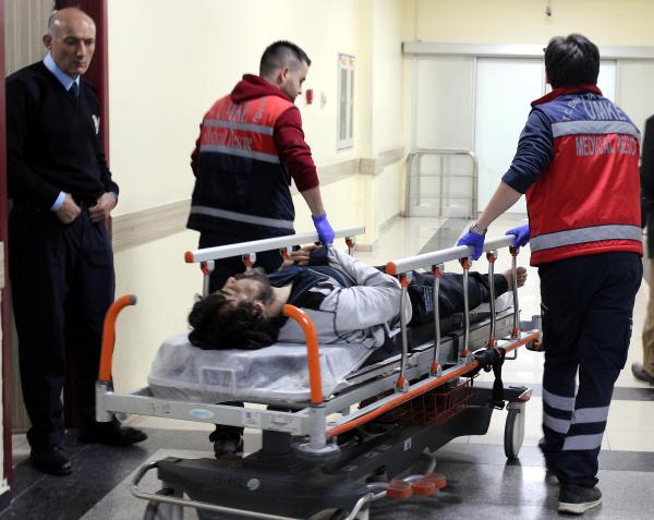 Balkondan önce eşyaları attı, ardından kendi atladı