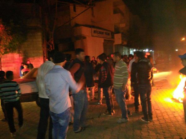 Elektrikleri kesilen mahalleli lastik yakarak eylem yaptı