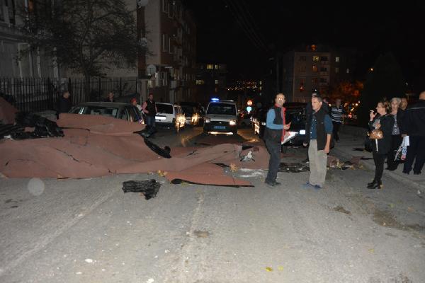 Şiddetli lodos hastanenin çatısını uçurdu