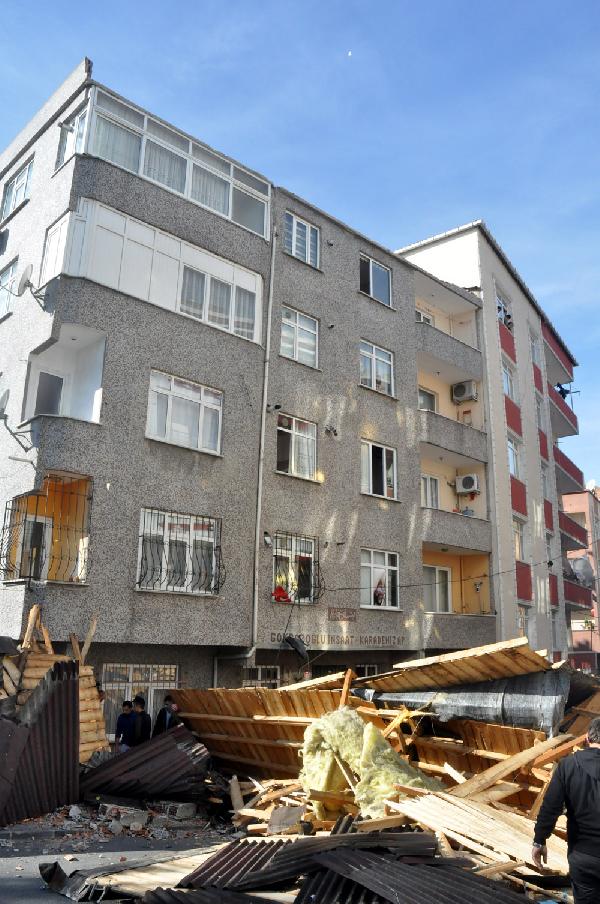 Lodos çatı uçurttu
