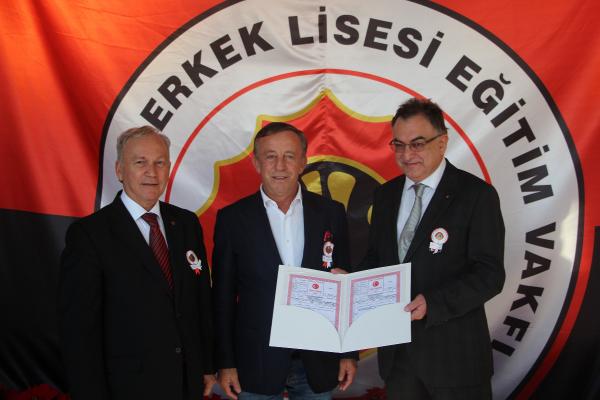 Kabataş Erkek Lisesi'nden iş adamı Ali Ağaoğlu'na 'mask' jesti