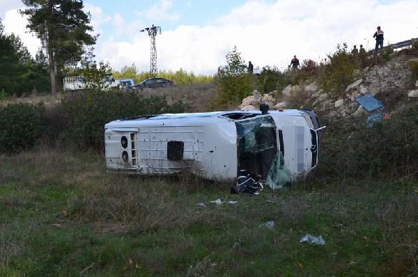 Şarampole yuvarlanan minibüsün sürücüsü
