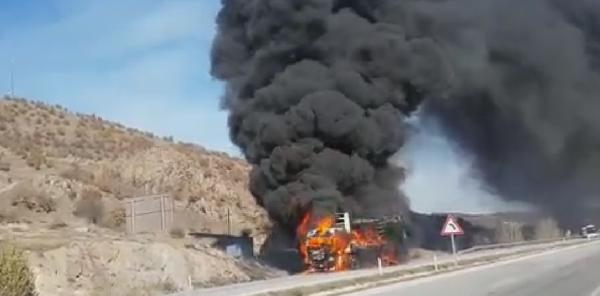Çorum'da lastik yüklü TIR alev alev yandı