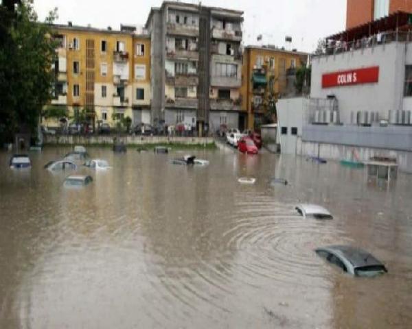 ARNAVUTLUK'TA SEL : 3 KİŞİ HAYATINI, 4 KİŞİ KAYIP