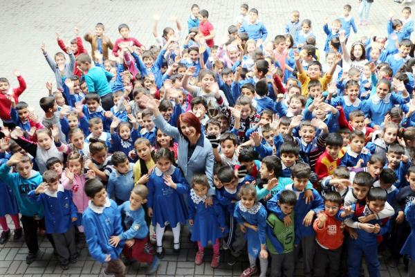 Sağlıklı dişler için öğrencilere dış macunu ve fırçası