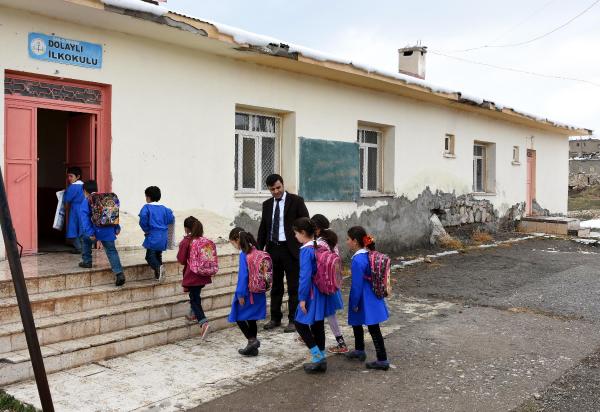 'Öğretmenler günü' hediyelerini öğrencilerine dağıttı