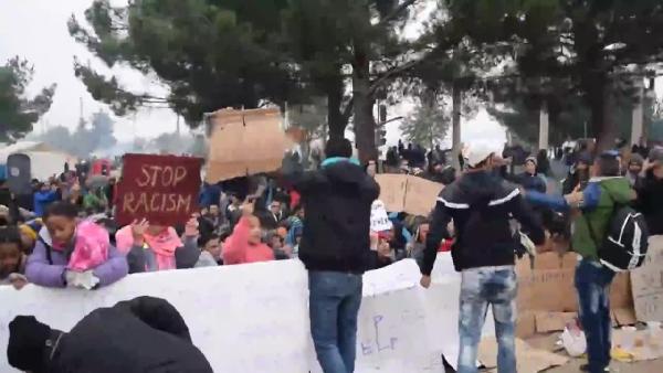 Makedonya sınırındaki mülteciler : “Bizler terörist değiliz”