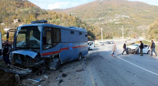 Cezaevi nakil aracı otomobille çarpıştı: 2 yaralı