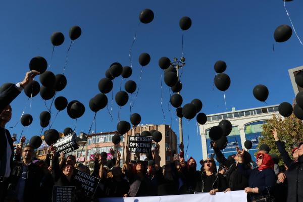 Kadınlardan şiddete siyah balonlu tepki