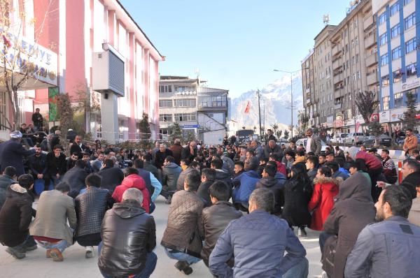 Hakkari'de HDP ve DBP'den oturma eylemi